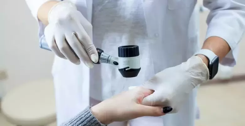 Pacient s bradavicemi podstupující diagnostické vyšetření dermatologem